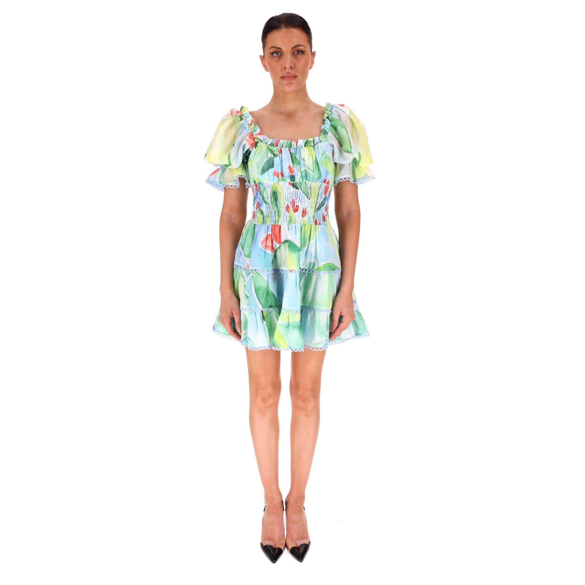 Charo Ruiz - Mini robe en coton à fleurs froncées

Robe en coton 'Giulia' vert clair, ornée d'un imprimé floral aquarelle.

Elle est ornée d'un délicat crochet et de fronces à l'encolure carrée.

Les manches bouffantes peuvent être portées sur ou