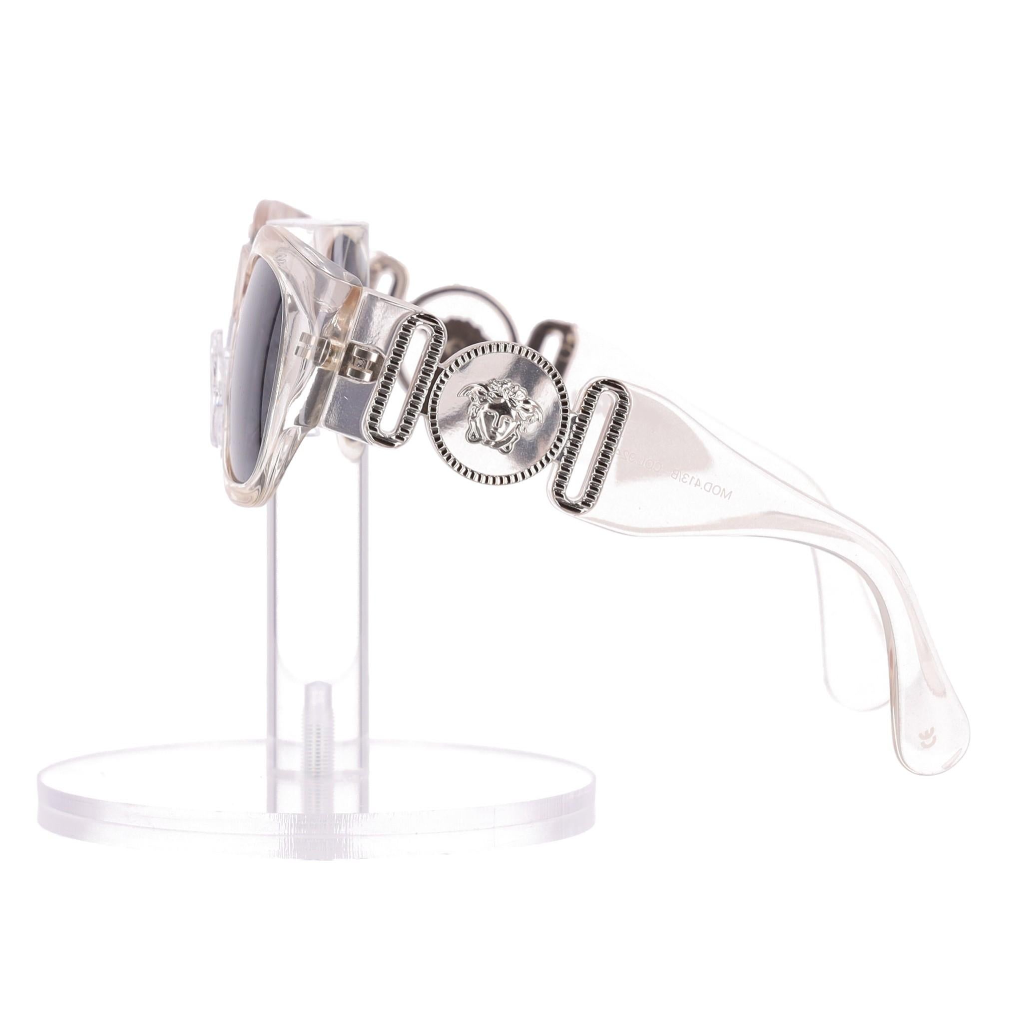 Occhiali da sole Versace Medusa Biggie

Occhiali da sole trasparenti e rettangolari di Versace con l'iconico Biggie Medusa in tonalità argento sulle aste.

Lenti blu e protezione UVA e UVB al 100%.

Rrp £276

Taglia - Taglia unica

Condit -