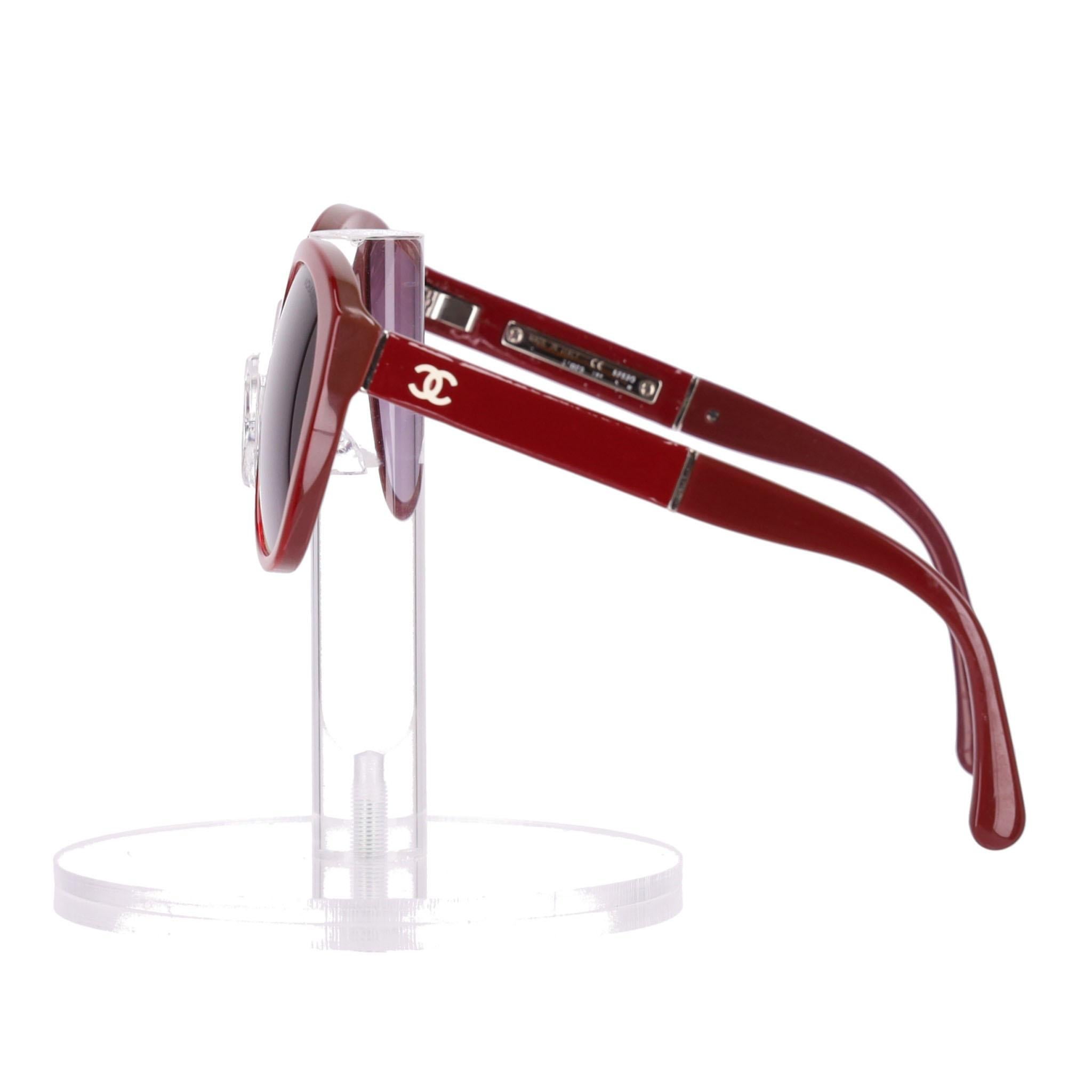Occhiali da sole Chanel 'CC' con dettaglio logo a farfalla

Occhiali da sole a farfalla di colore rosso scuro con il logo 'CC' del marchio in oro sul braccio.

Lenti viola sfumate e protezione UVA e UVB al 100%.

Prezzo di listino circa 320