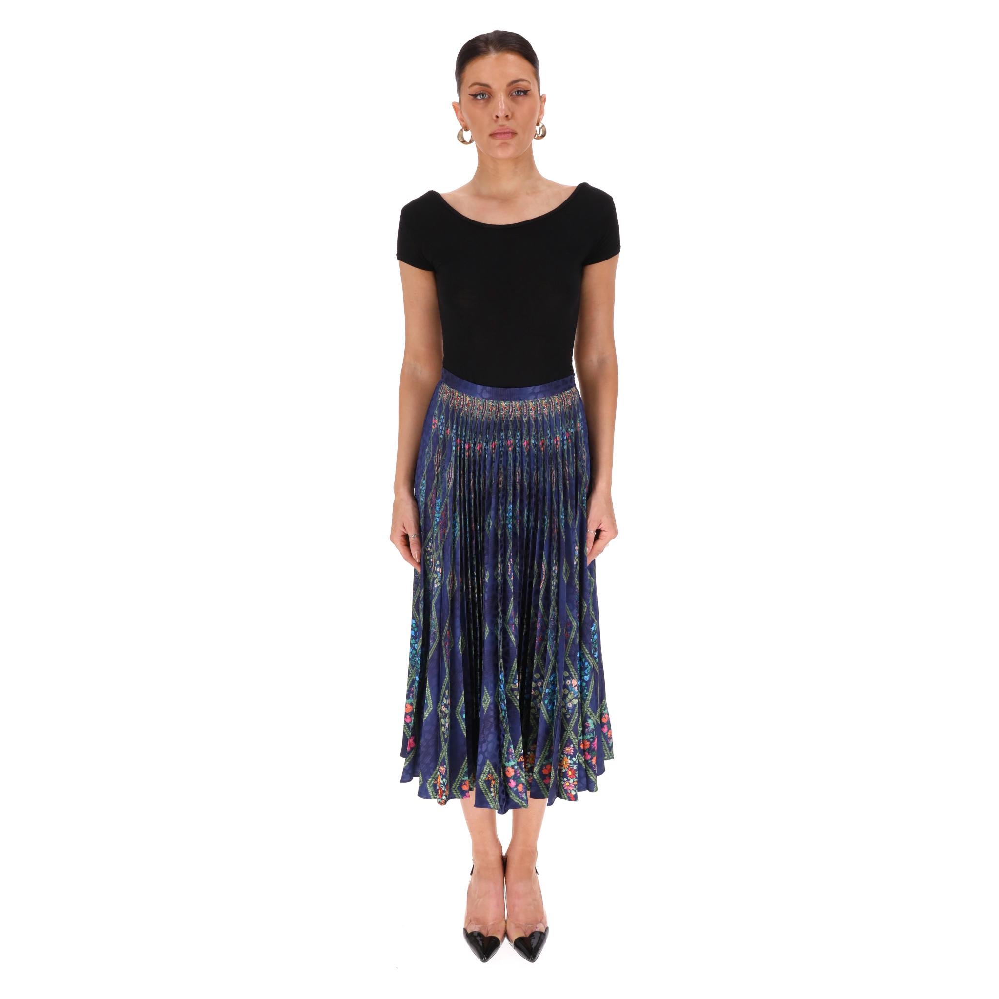 Saloni - Robe midi imprimée en satin plissé

Jupe en satin marine conçue avec un imprimé floral en treillis multiflore.

Silhouette plissée, ceinture structurée et fermeture à crochet et à glissière dissimulée sur le côté.

Rrp Approx. £440

Taille