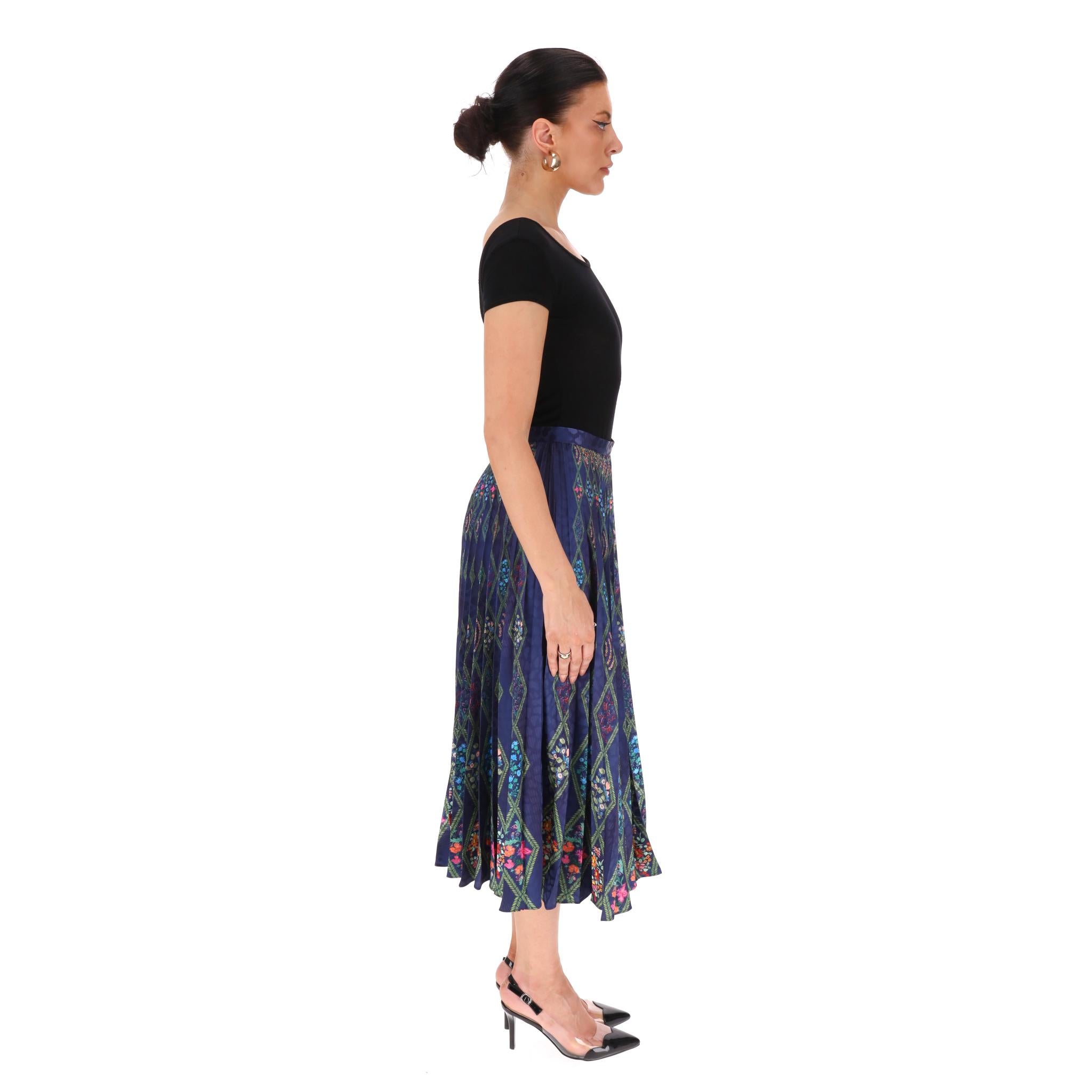 Violet Saloni - Robe midi imprimée en satin plissé en vente