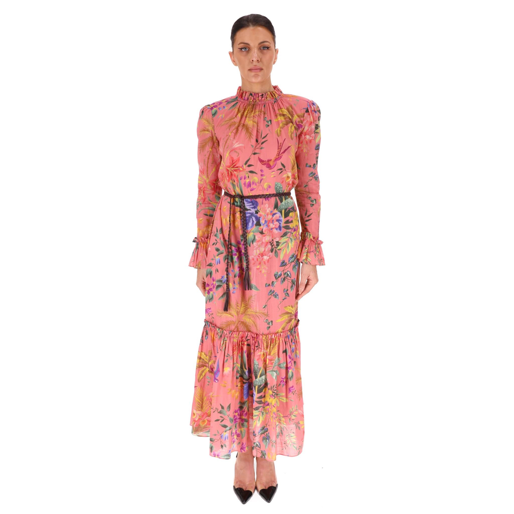 Zimmermann - Robe longue en voile de coton à volants et imprimé floral

Robe 'Tropicana' en coton rose, ornée d'un imprimé floral multicolore.

Ceinture tressée à la taille, design à volants marron.

Manches longues avec col montant et fermeture