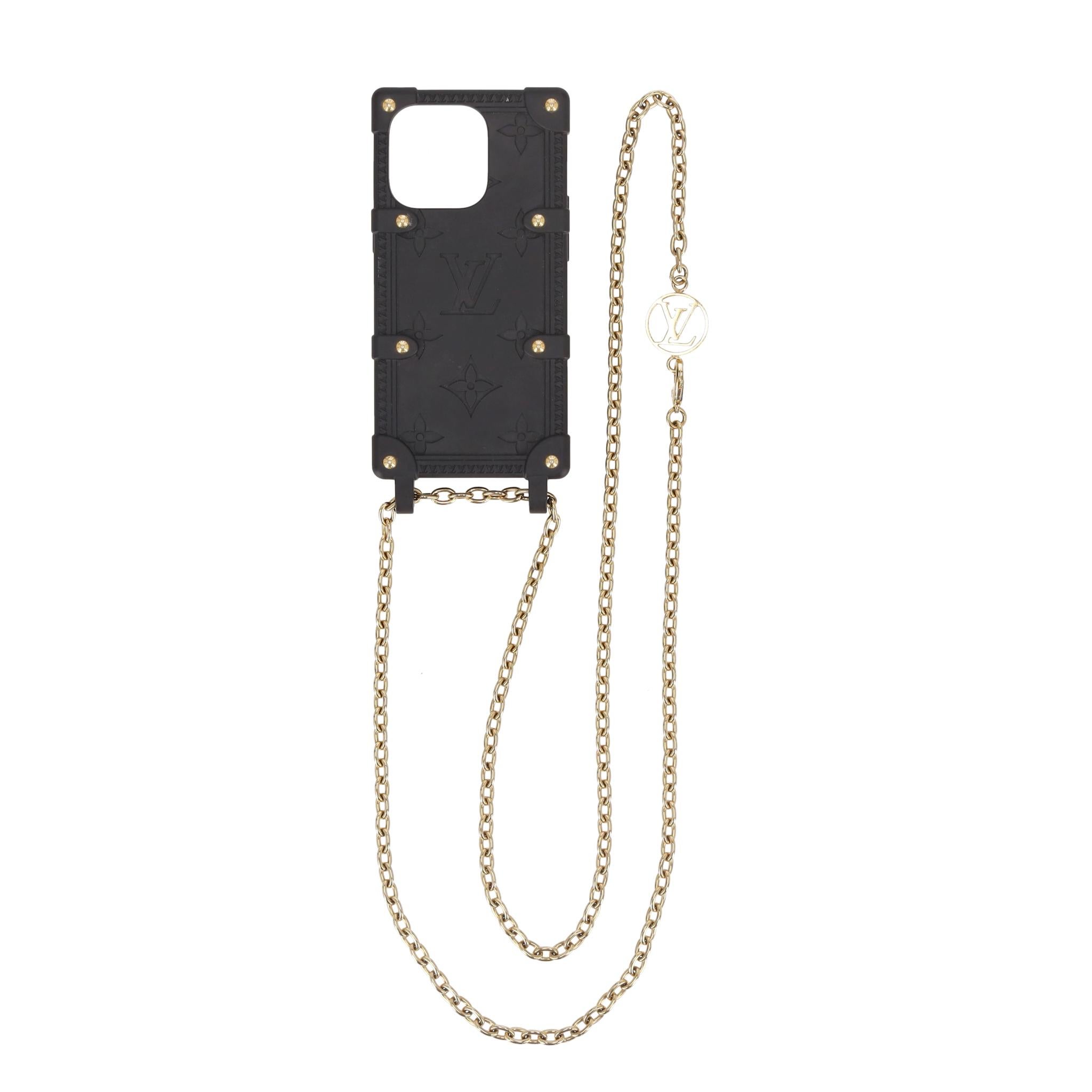 Funda de goma con monograma de camión Louis Vuitton para iPhone 14 Pro con cadena

Funda negra fabricada con goma TPU reciclada y estampada con el icónico monograma de LV, con el estilo de los clásicos baúles de la marca.

Con cuerpo cruzado, oro