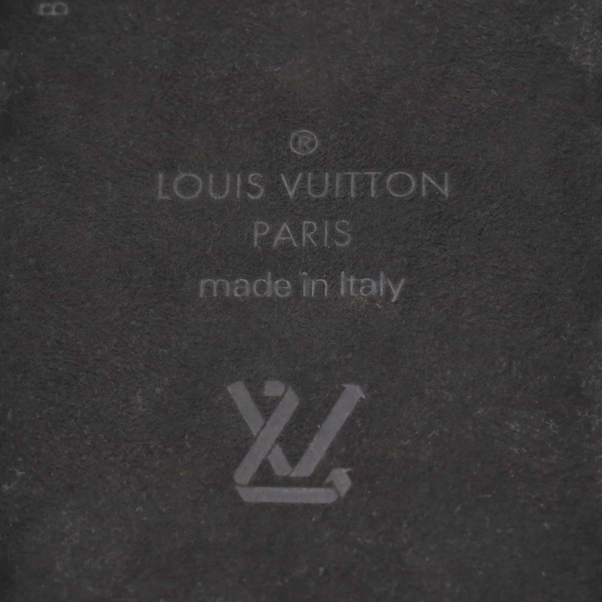 Funda de goma con monograma de camión Louis Vuitton para iPhone 14 Pro con cadena en venta 1