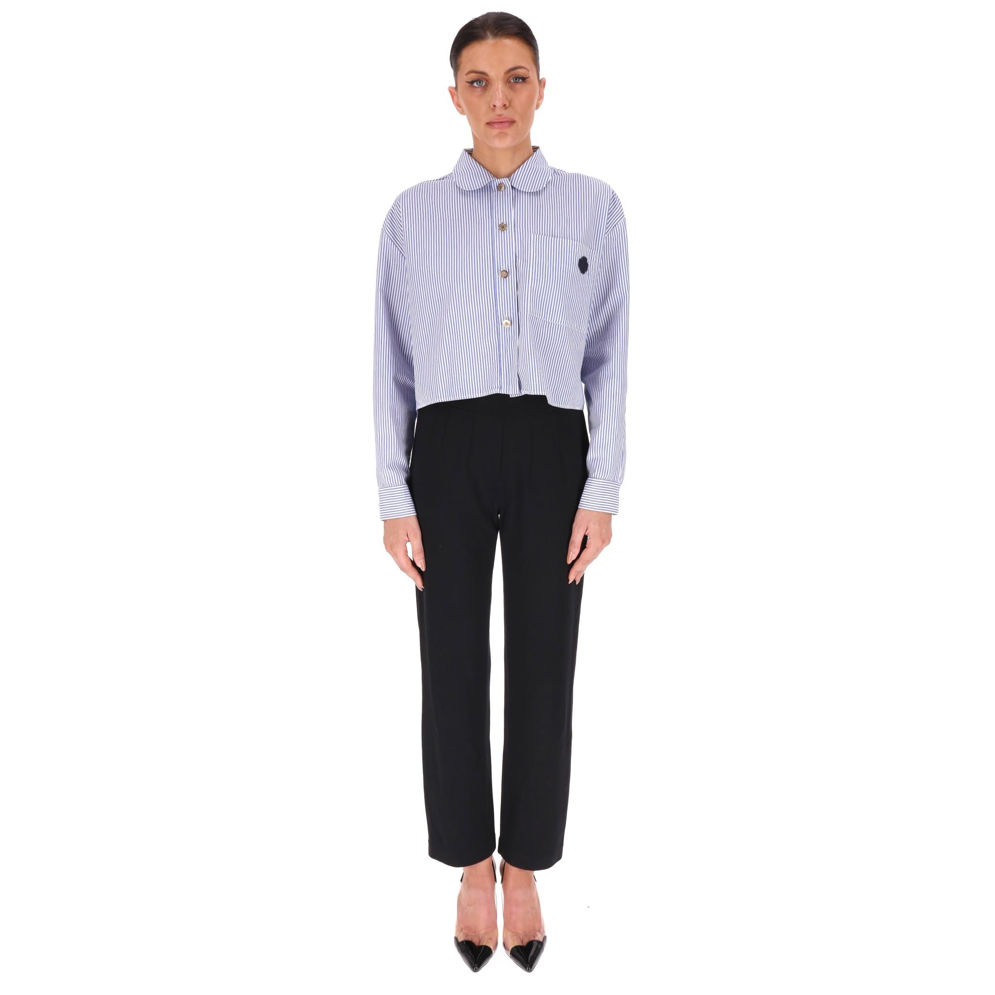 Camicia in cotone a righe di Maje

Camicia cropped blu in cotone-popeline con motivo a righe.

Caratterizzato da maniche lunghe, scollatura con colletto e chiusura centrale con bottoni.

Dettagliato con una toppa con logo sulla tasca sul