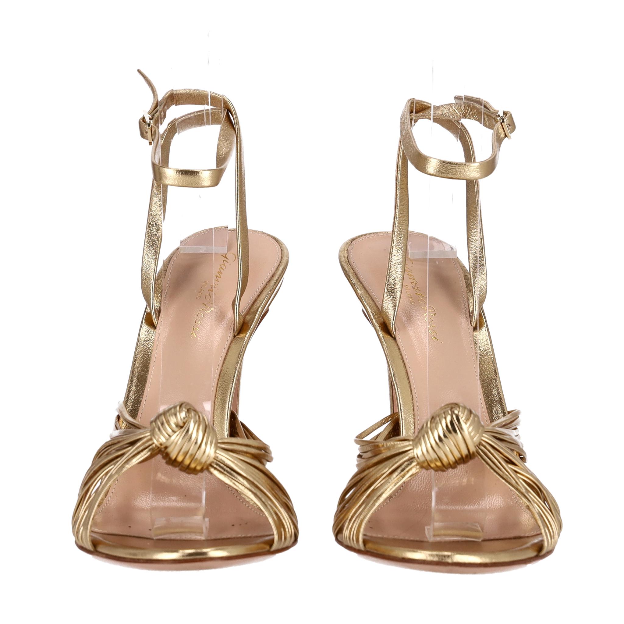 Gianvito Rossi Sandalias de tiras de piel con nudo metálico

Sandalias doradas metalizadas fabricadas en piel y adornadas con un diseño de tiras anudadas en la pala.

Con puntera de almendra, cierre de hebilla en el tobillo y tacón de aguja