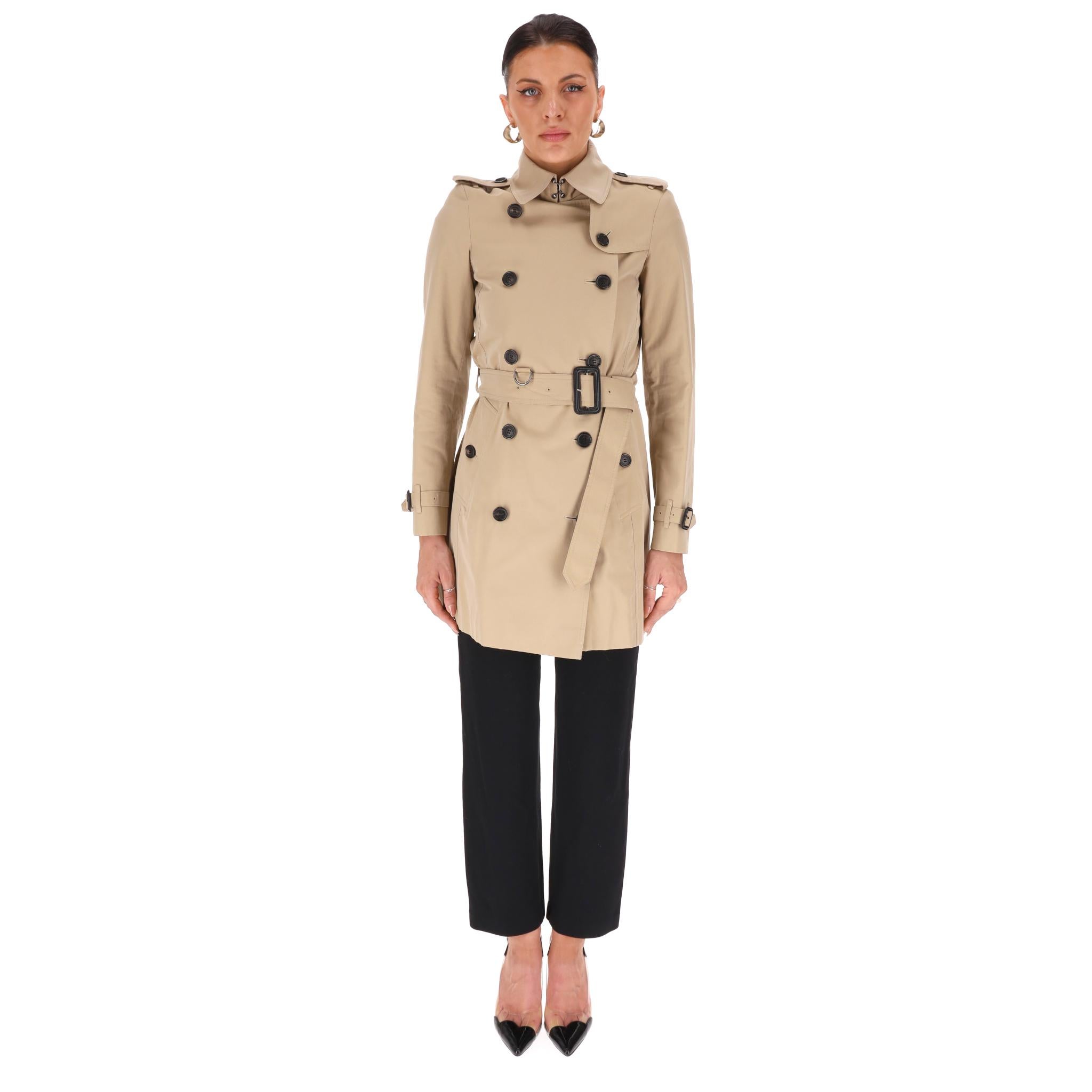 Adoriamo - Trench Burberry a mezza lunghezza Kensington

Classico cappotto Kensington beige completamente realizzato in cotone con un caratteristico design a doppio petto.

Caratterizzato da scollatura con chiusura a gancetto, spalline e polsini