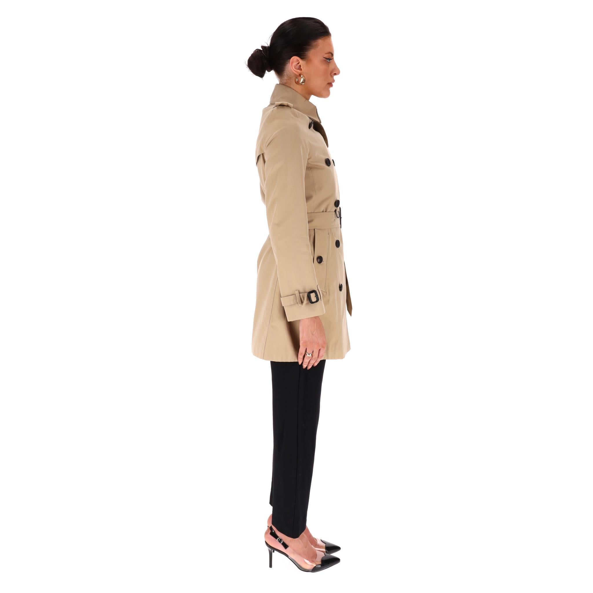Beige Trench Kensington di media lunghezza di Burberry in vendita
