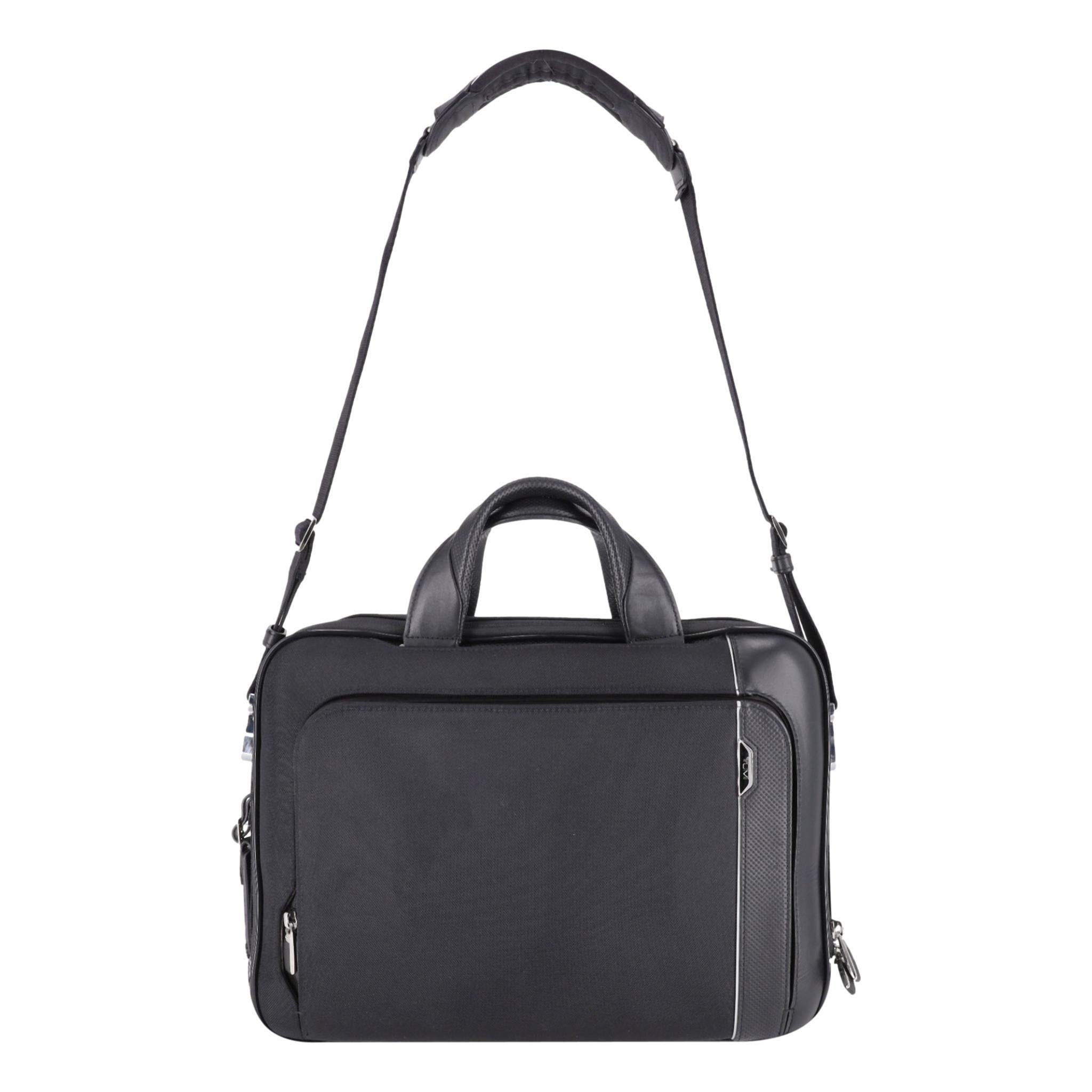 Tumi Arrivé Sadler Porte-documents/sacoche avec garniture en cuir

Slip noir fabriqué dans un tissu résistant et doté d'une finition en cuir fin.

Il comprend un compartiment principal zippé, une poche frontale zippée en U et une poche zippée à