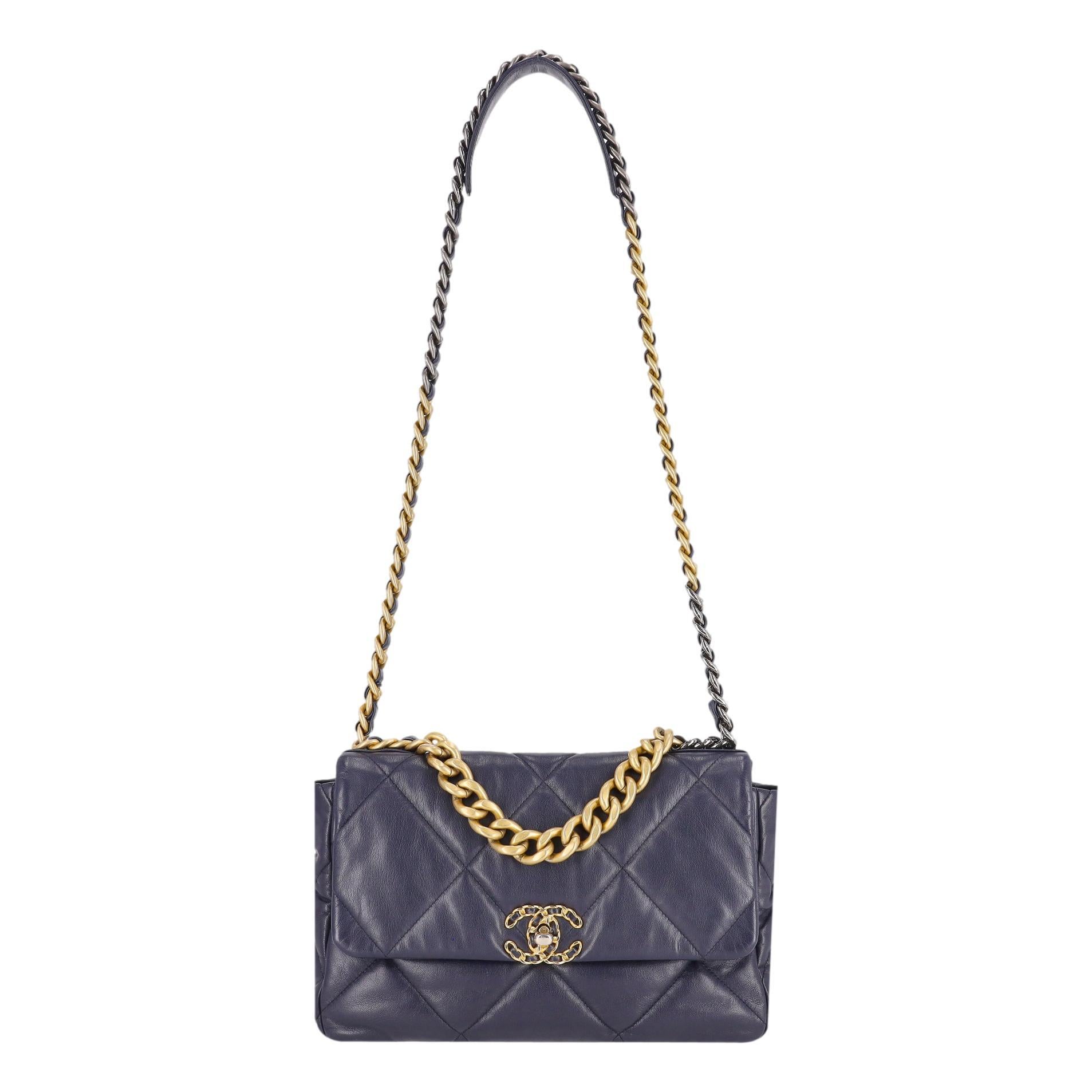Investitionsgut - Chanel Gestepptes Lammfell 19 Große Klappentasche

Klassische, weiche, marineblaue Tasche aus rautenförmig gestepptem Lammleder.

Mit dreifarbigen Beschlägen in Gold, Silber und Ruthenium und dem für Chanel charakteristischen,