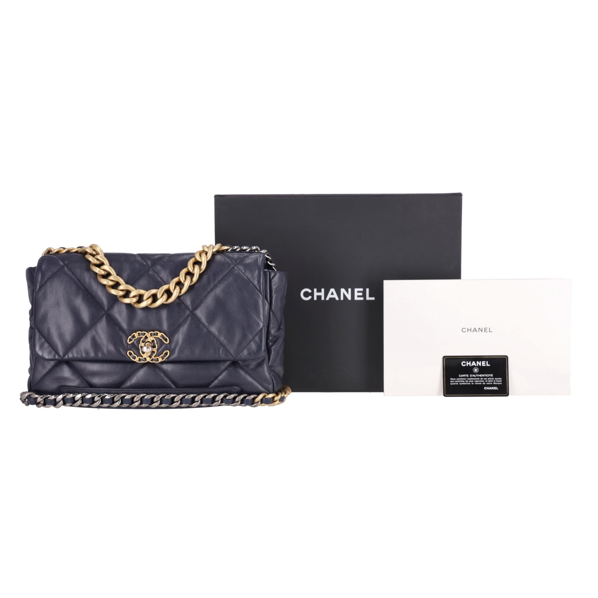 Chanel Gestepptes Lammfell 19 Große Klappentasche (Grau) im Angebot