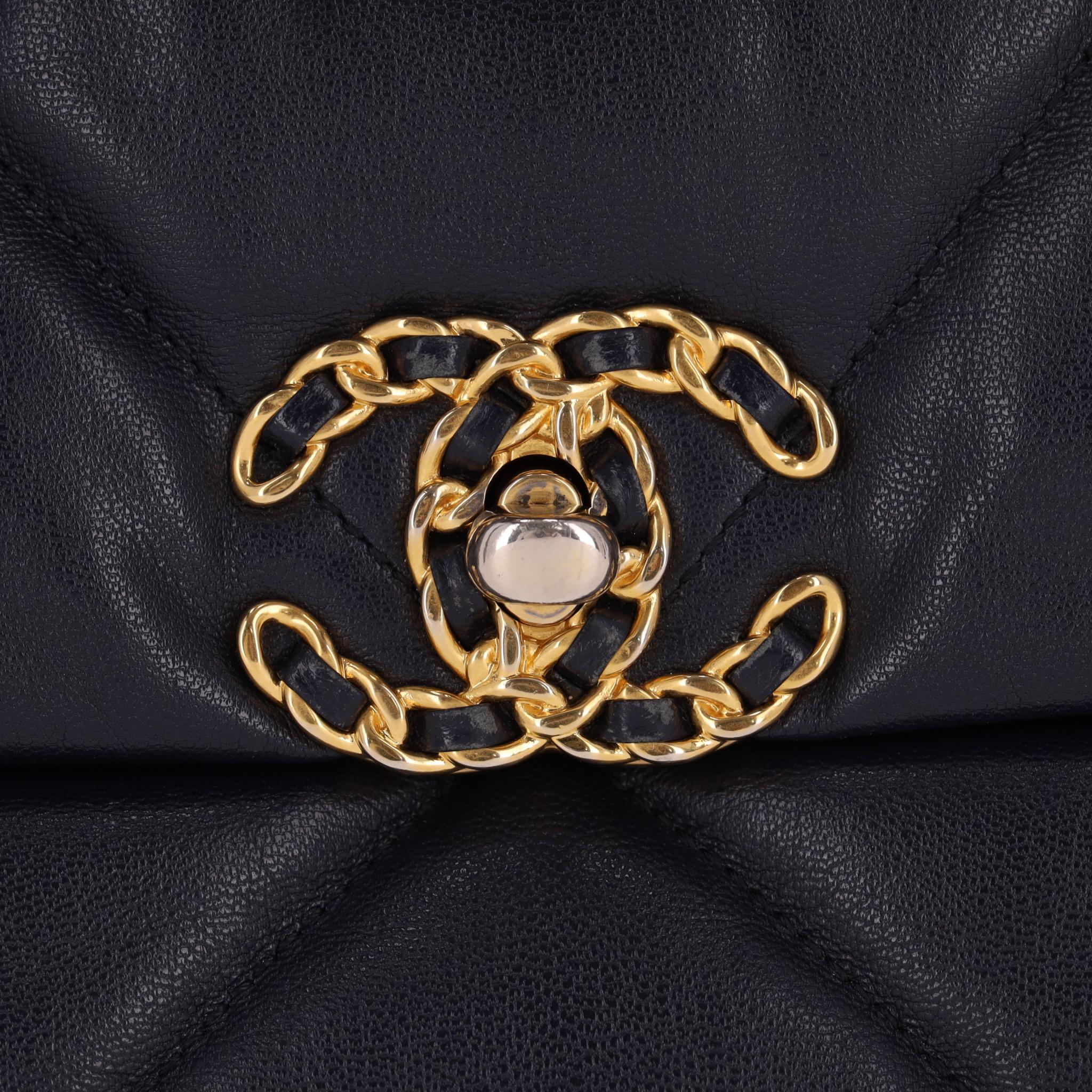 Chanel Gestepptes Lammfell 19 Große Klappentasche im Angebot 3