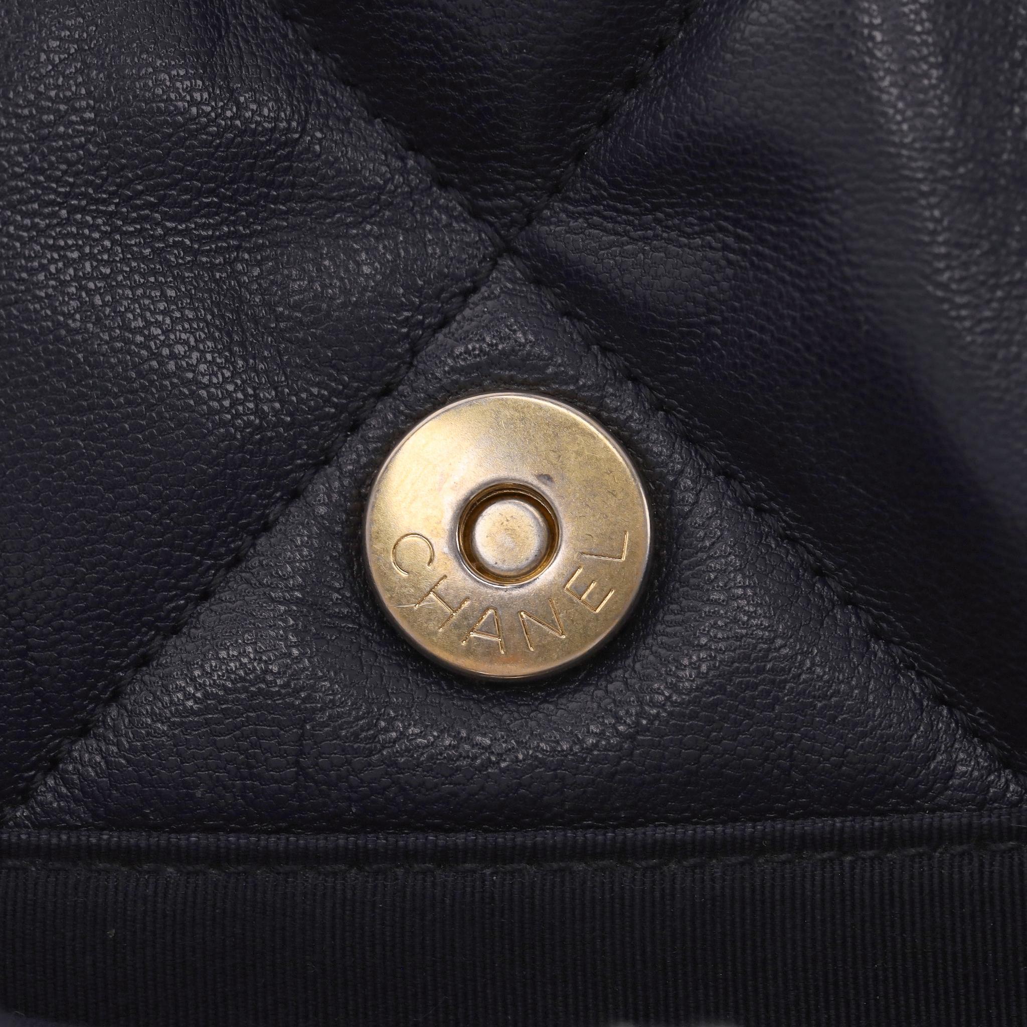 Chanel Gestepptes Lammfell 19 Große Klappentasche im Angebot 4