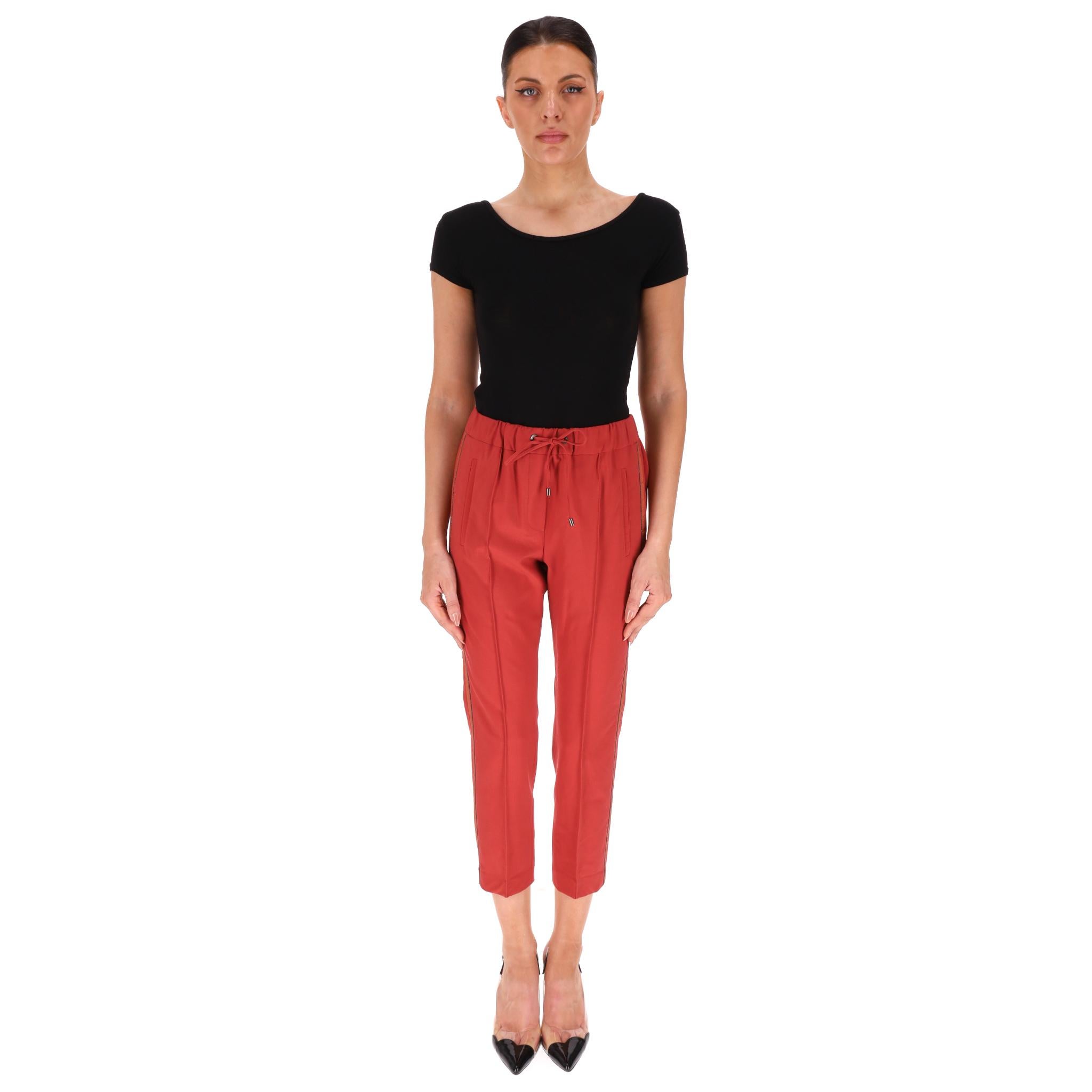 Pantaloni/joggers in lana vergine di Brunello Cucinelli a righe laterali

Joggers rossi realizzati in lana vergine e disegnati con un dettaglio a righe lungo i lati.

Caratterizzati da coulisse in vita e gamba affusolata.

Prezzo di listino circa