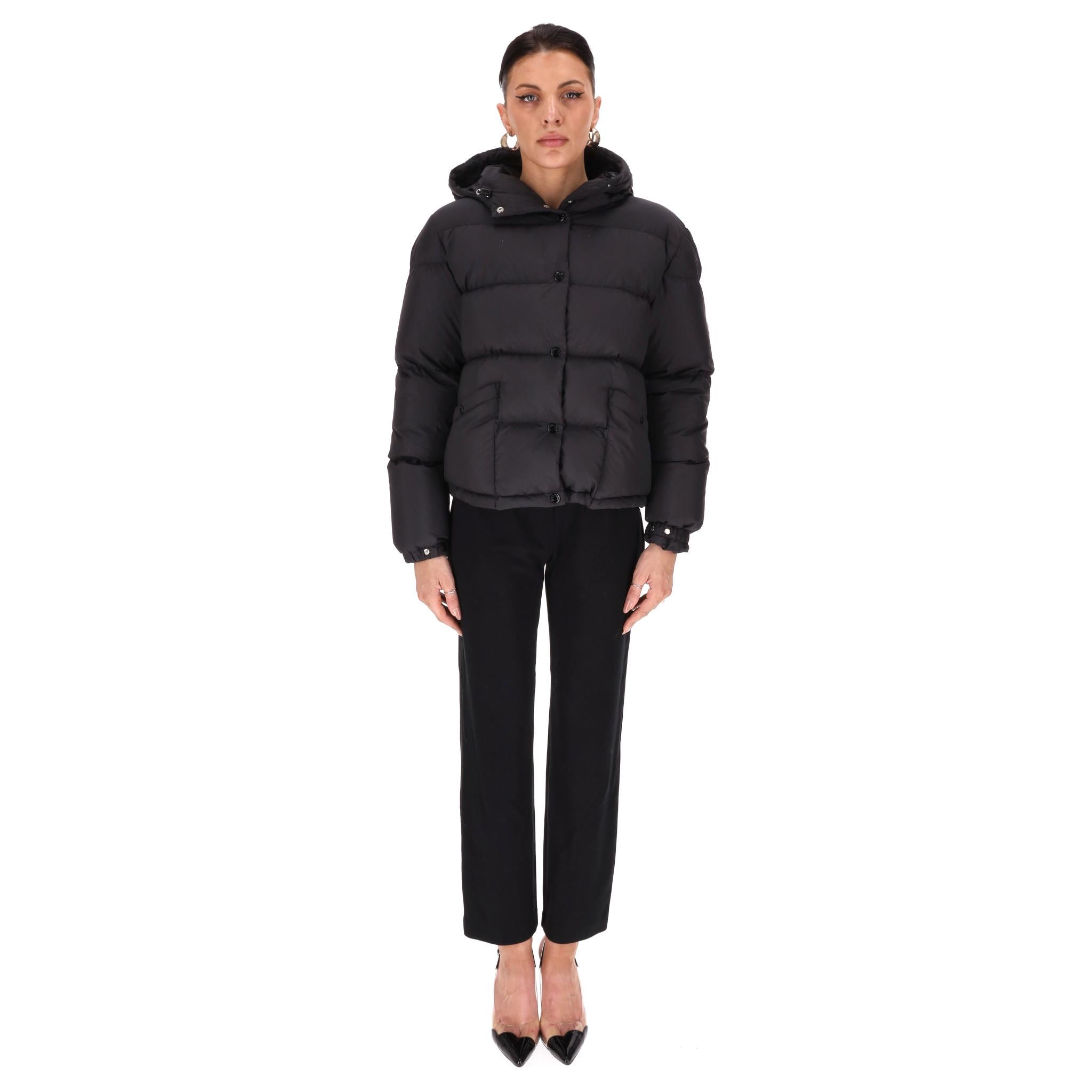 Moncler Ebre - Giacca con cappuccio in piuma d'oca

Giacca trapuntata nera imbottita di piumino e tagliata in una silhouette squadrata.

Adornato con un'applicazione del logo in laqué sul retro.

Caratterizzato da collo a imbuto, chiusura con
