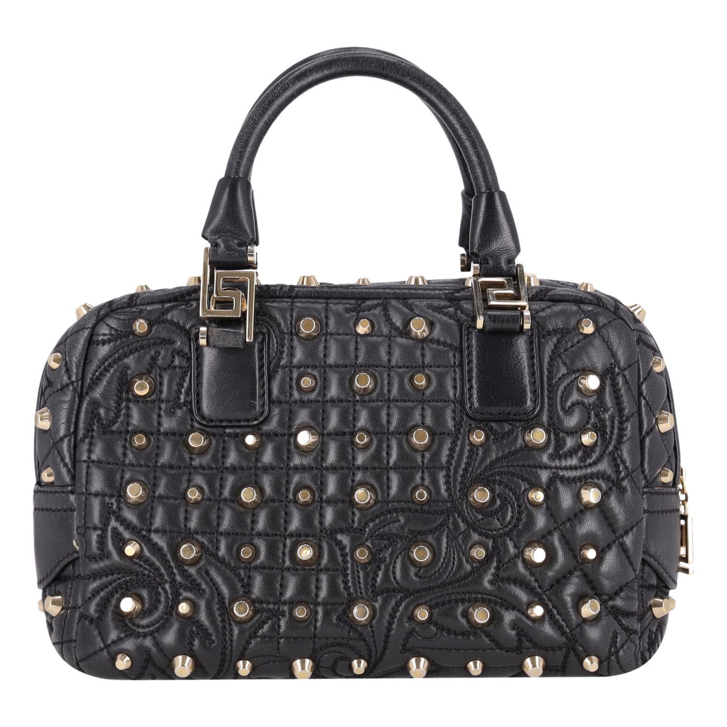 Borsa Demetra di Versace in pelle nappa Barocco trapuntata e borchiata

Borsa nera in pelle trapuntata in stile barocco con borchie dorate.

Adornato con l'emblema della testa di Medusa e con una catena di nappe.

Caratterizzata da manici in pelle