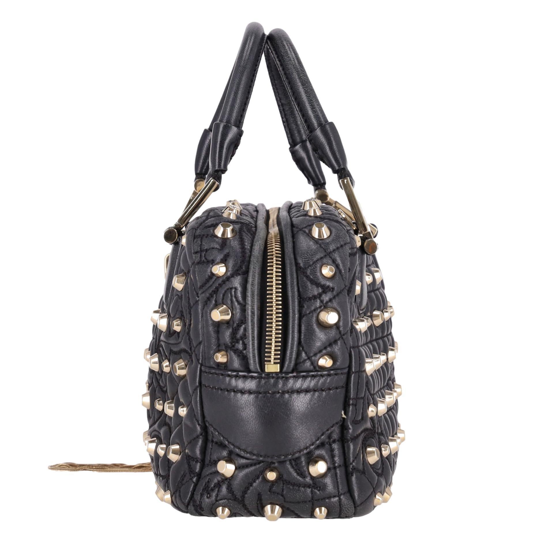 Nero Borsa Demetra di Versace in pelle nappa Barocco trapuntata e borchiata in vendita
