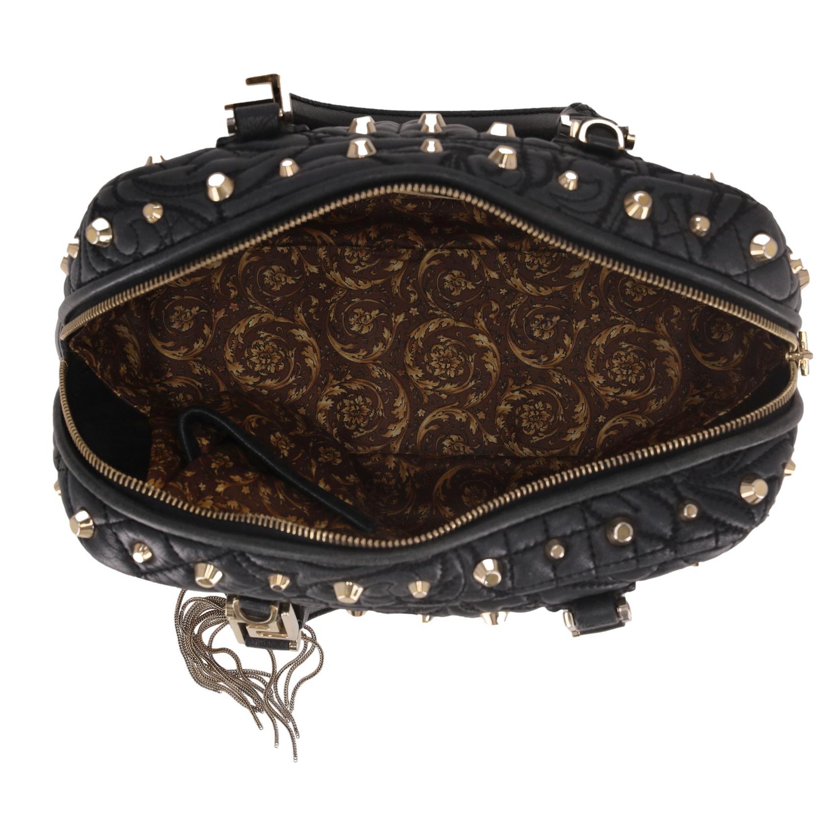 Donna Borsa Demetra di Versace in pelle nappa Barocco trapuntata e borchiata in vendita