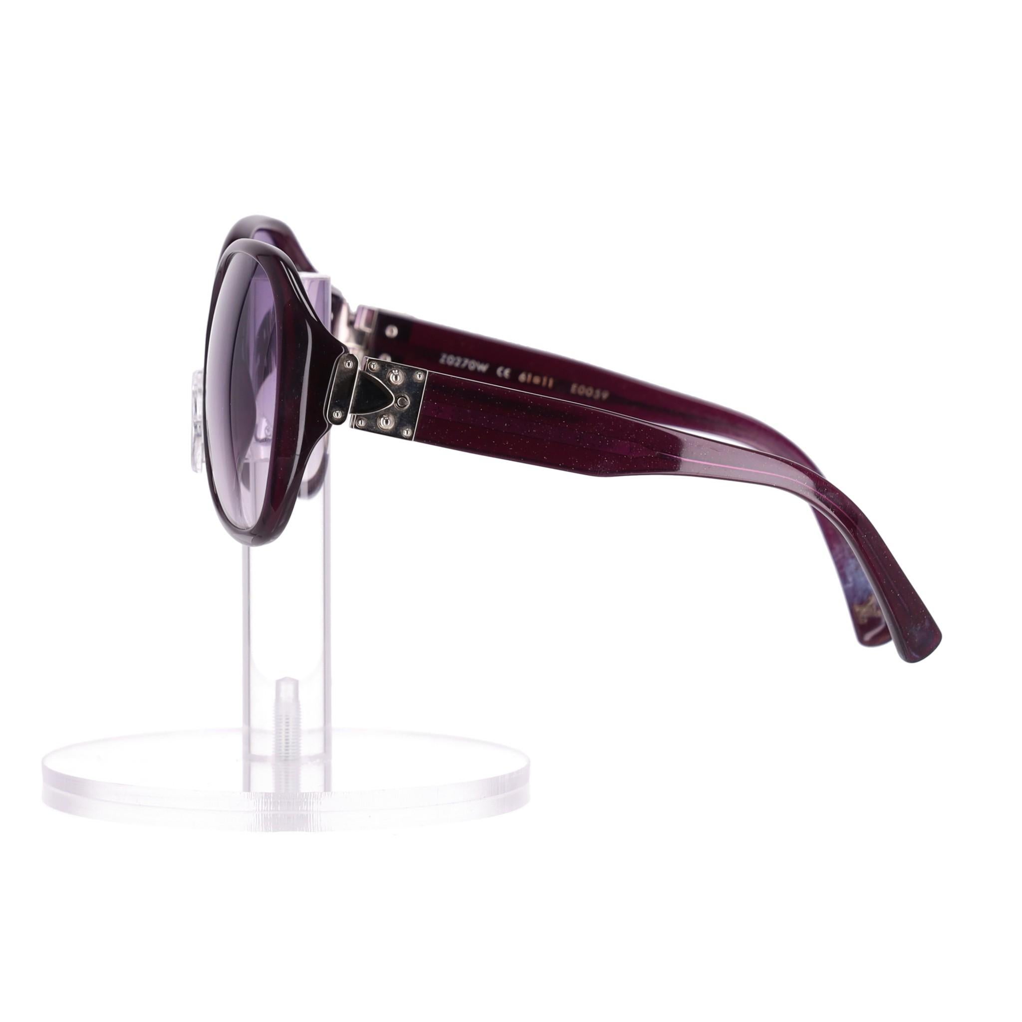 Gafas de sol monograma oversize Louis Vuitton

Gafas de sol con montura morada, bordes redondeados y cristales degradados azules.

Brazos con detalles de purpurina e incrustaciones plateadas de los símbolos del monograma LV.

Precio aprox.