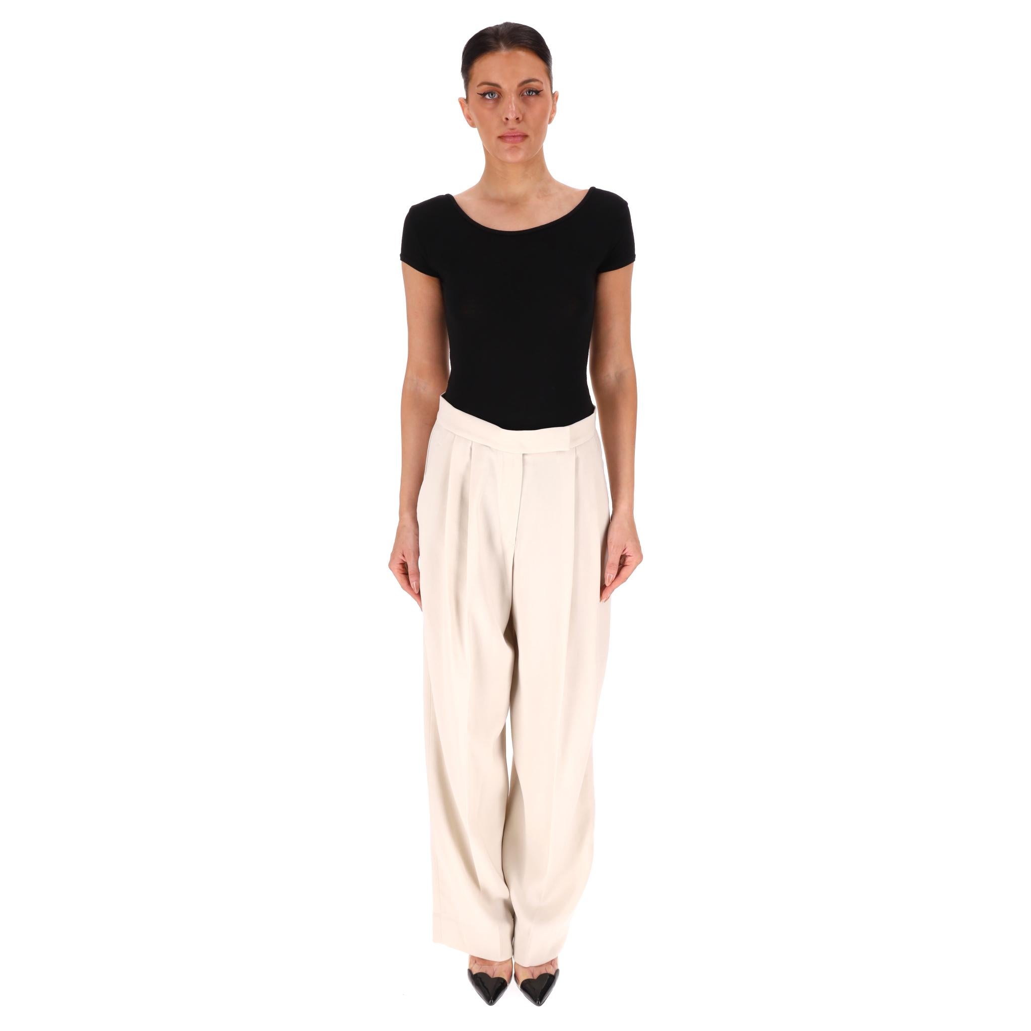 Pantaloni a gamba larga in misto lana di Brunello Cucinelli

Pantaloni avorio in misto lana.

Caratterizzato da silhouette a gamba larga, pieghe frontali e chiusura nascosta.

Prezzo di listino circa 1,000 euro

Taglia - 38IT

Condizioni - Molto