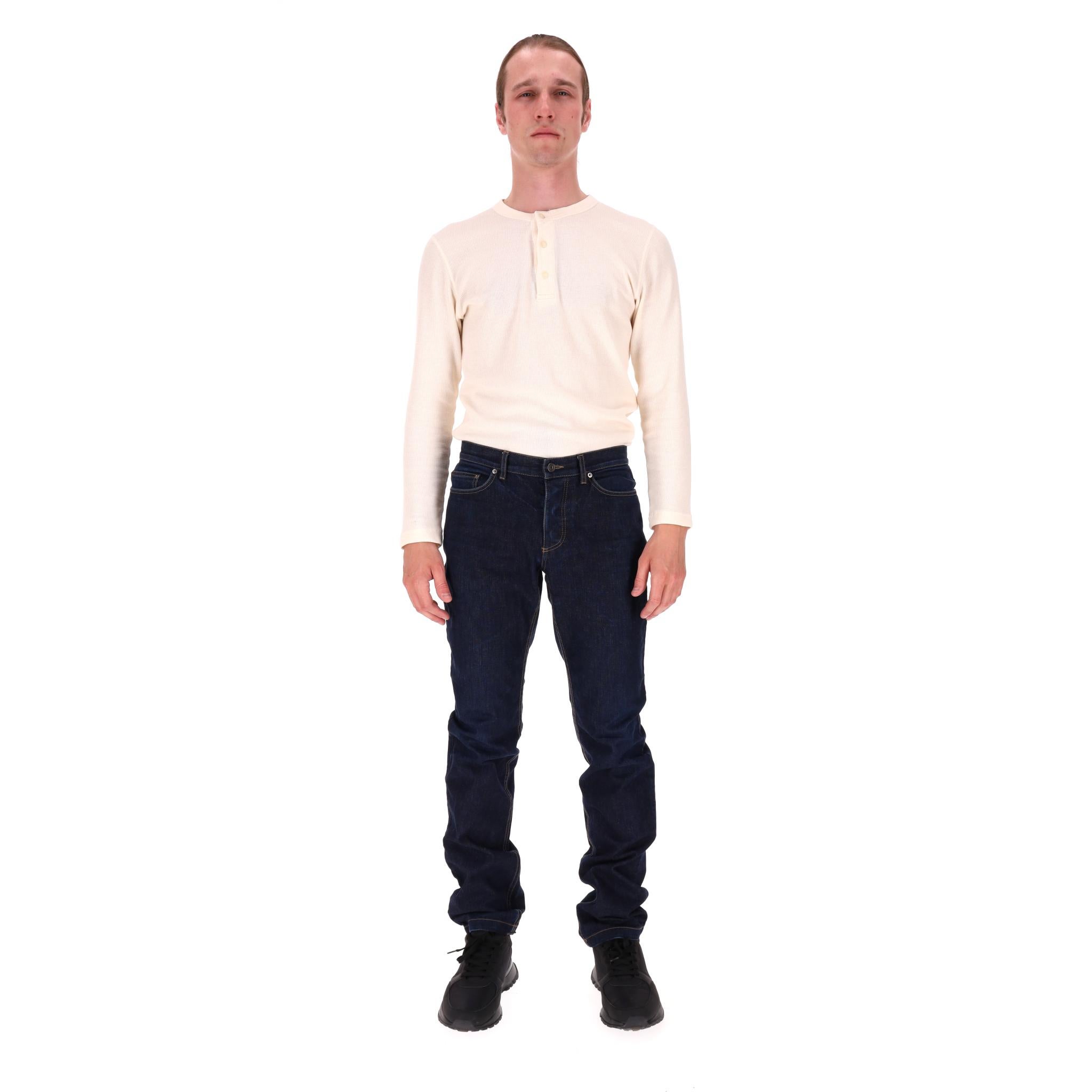 Jeans a gamba tesa in cotone Burberry

Jeans blu scuro completamente realizzati in cotone, con gamba dritta, cinque tasche e bottoni incisi 