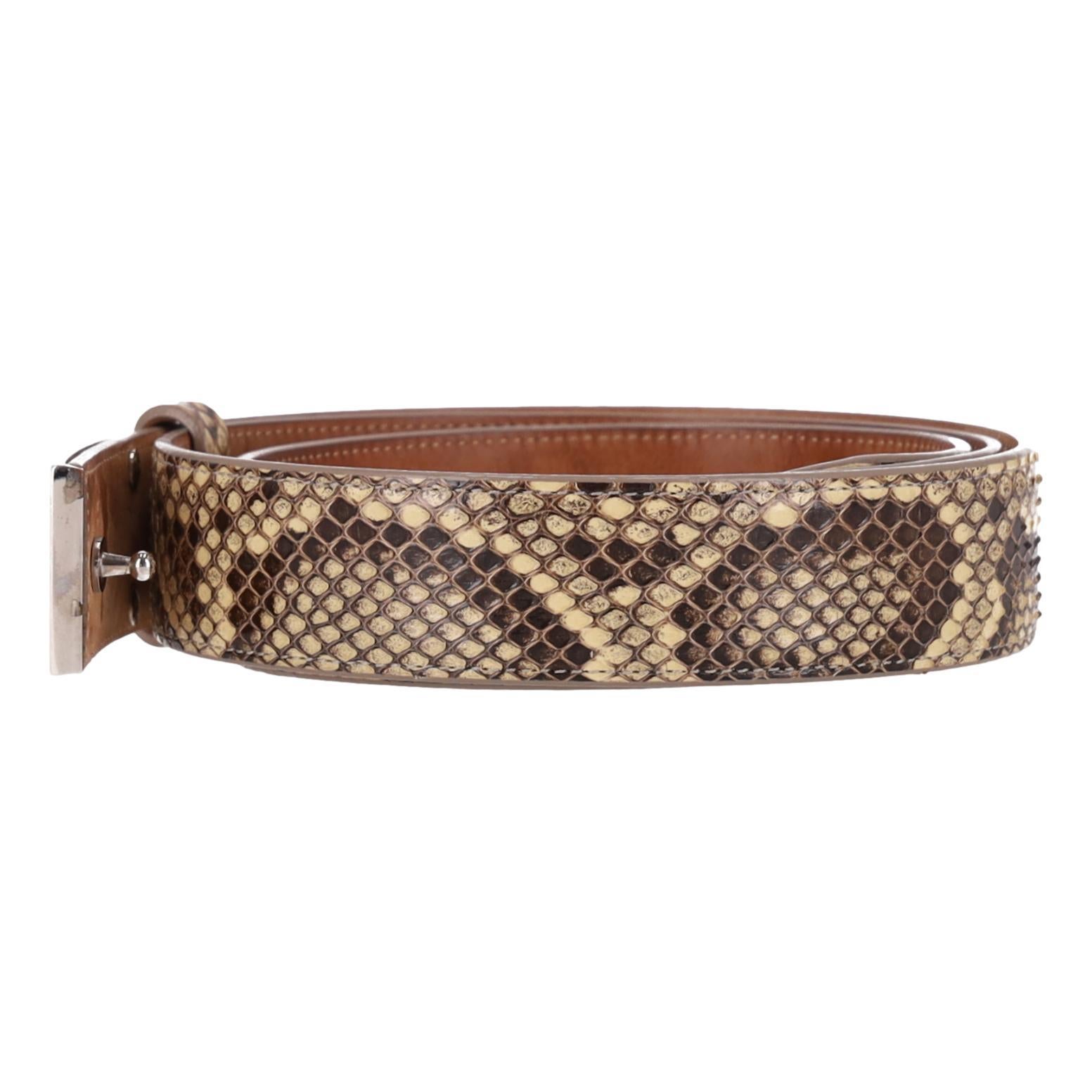 Cinturón Dolce & Gabbana De Piel De Serpiente Con Hebilla Con Logotipo

Cinturón de tonos tierra elaborado con piel de serpiente exótica en tonos neutros sobre beige y marrón.

Con hebilla de placa rectangular de plata pulida con grabados 