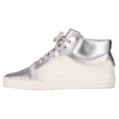 Sneakers alte in pelle argento metallizzato di Chanel