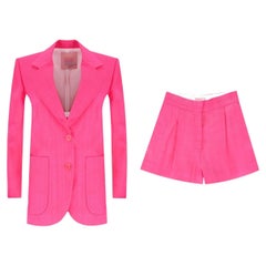 Set aus maßgeschneiderter Jacke und Plissee-Shorts von Sandro