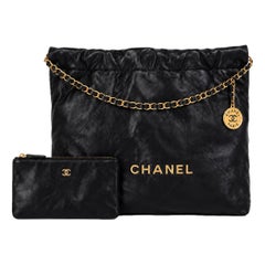 On adore - Sac hobo Chanel 22 en cuir de veau avec logo, accompagné d'une pochette assortie