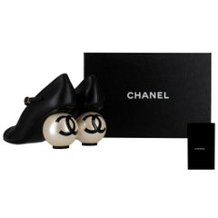Chanel Mary-Jane-Pumps aus Lammleder, Saison 2025/2026, mit „CC“-Logo aus Kunstperlen am Absatz