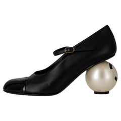 Chanel Mary-Jane-Pumps aus Lammleder, Saison 2025/2026, mit „CC“-Logo aus Kunstperlen am Absatz