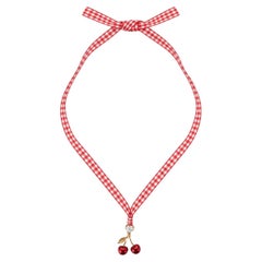 Collana girocollo Miu Miu con nastro a quadretti rosa e ciliegie placcata in oro