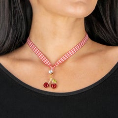 Collana girocollo Miu Miu con nastro a quadretti rosa e ciliegie placcata in oro