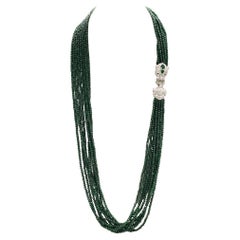 Collana di giada a più fili con chiusura a testa di leopardo in argento