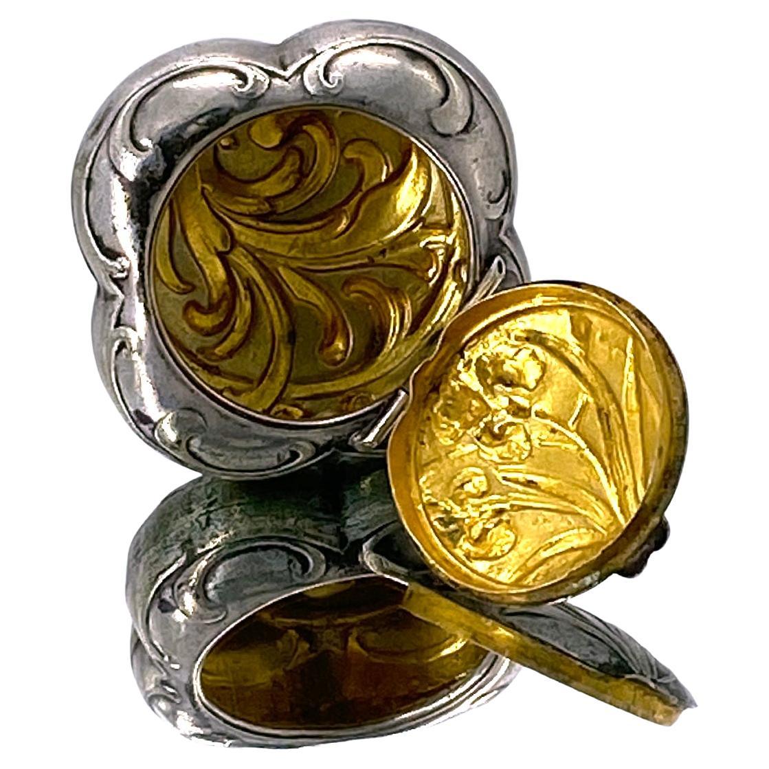 Si tratta di un'antica scatola per chatelaine in argento in stile Art Nouveau. Arriva dall'Austria con una scatola d'argento dorata all'interno con un motivo a iris sul coperchio. Per comodità ho incluso una catena d'argento da 19,25 pollici da