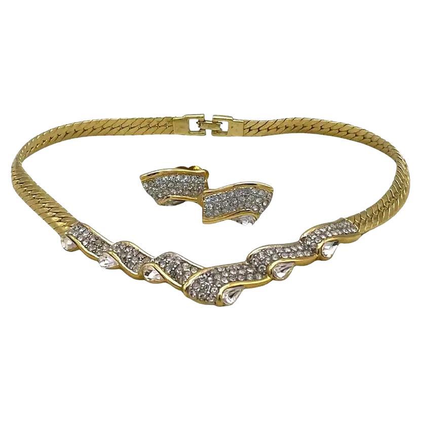 Conjunto vintage Givenchy de collar y pendientes de clip con brillantitos en tono dorado