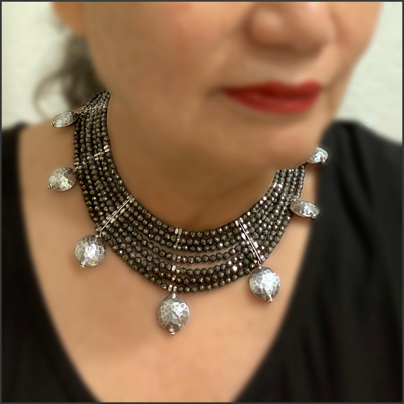 Collar de siete vueltas de pirita con colgantes Artesano en venta