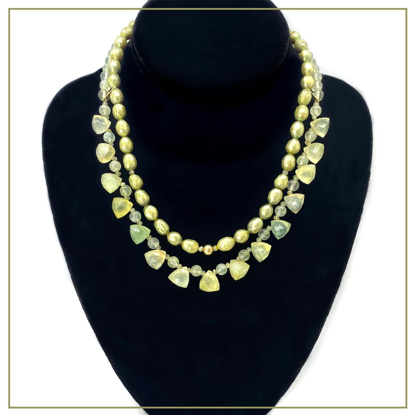 Ce collier à double brin a été créé avec un brin de pierres préhnite lisses rondes et facettées en forme de briolette pyramidale, un brin de perles texturées vert olive et des composants remplis d'or 14K, y compris un fermoir à glissière en forme de