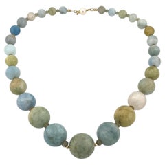 Collier composé de perles de tailles variées en aigue-marine facettée et en béryl multicolore