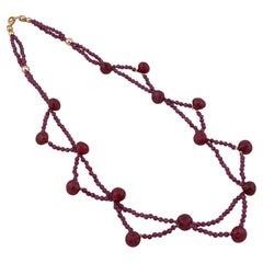 Collana intrecciata in oro rosa 14K placcato, con perline di rubino tagliate a "kiss cut" e micro-sfaccettate