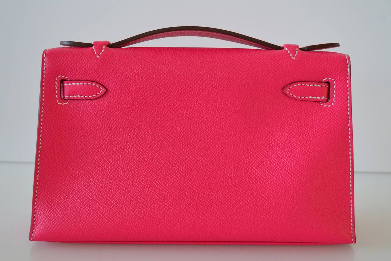 Hermes Kelly Pochette Rose Tyrien In New Condition In Paris, FR
