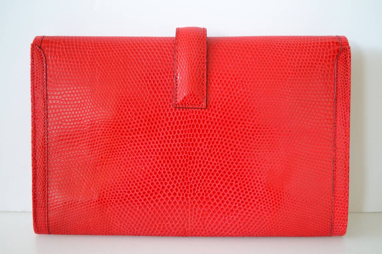 Hermès Jige Lizard Rouge Braise clutch Lizard Rouge Braise – Very rare color
Golden letters
Excellent condition 9/10 Stamp S
Hermès Paris Made In France
Dimensions : 11.5