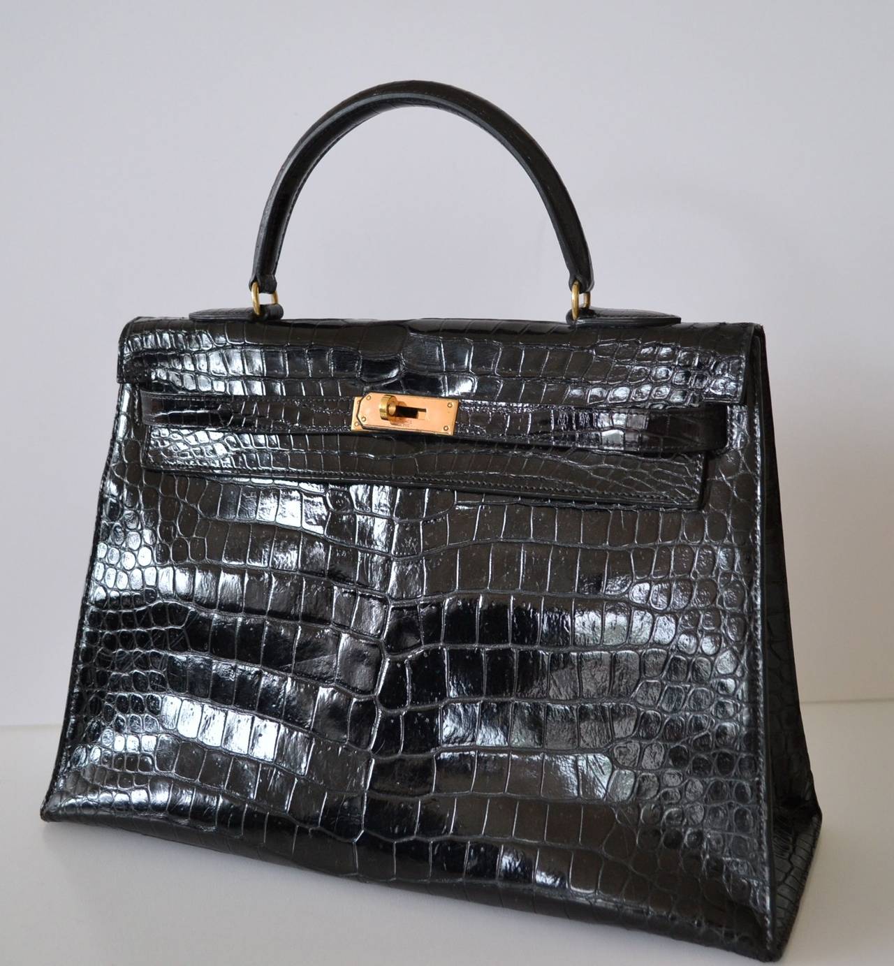 Hermes Kelly 35 Crocodile Porosus
 
Back color - shiny
Crocodylus Porosus
 
Chevre (goat) lining
Very good condition
Handle is perfect
Hardware are in normal use
Interior is in good condition, odorless
Cornes are very good without
