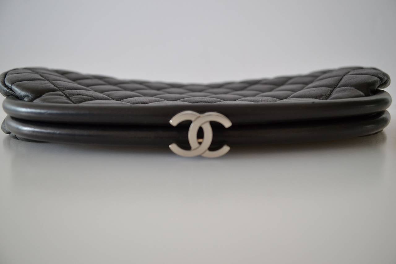 Chanel Clutch quilted
Lambskin black 
Black lining 

Chanel clasp in palladium
Hologram included

Dimensions : 11 X 7 x 1 inches