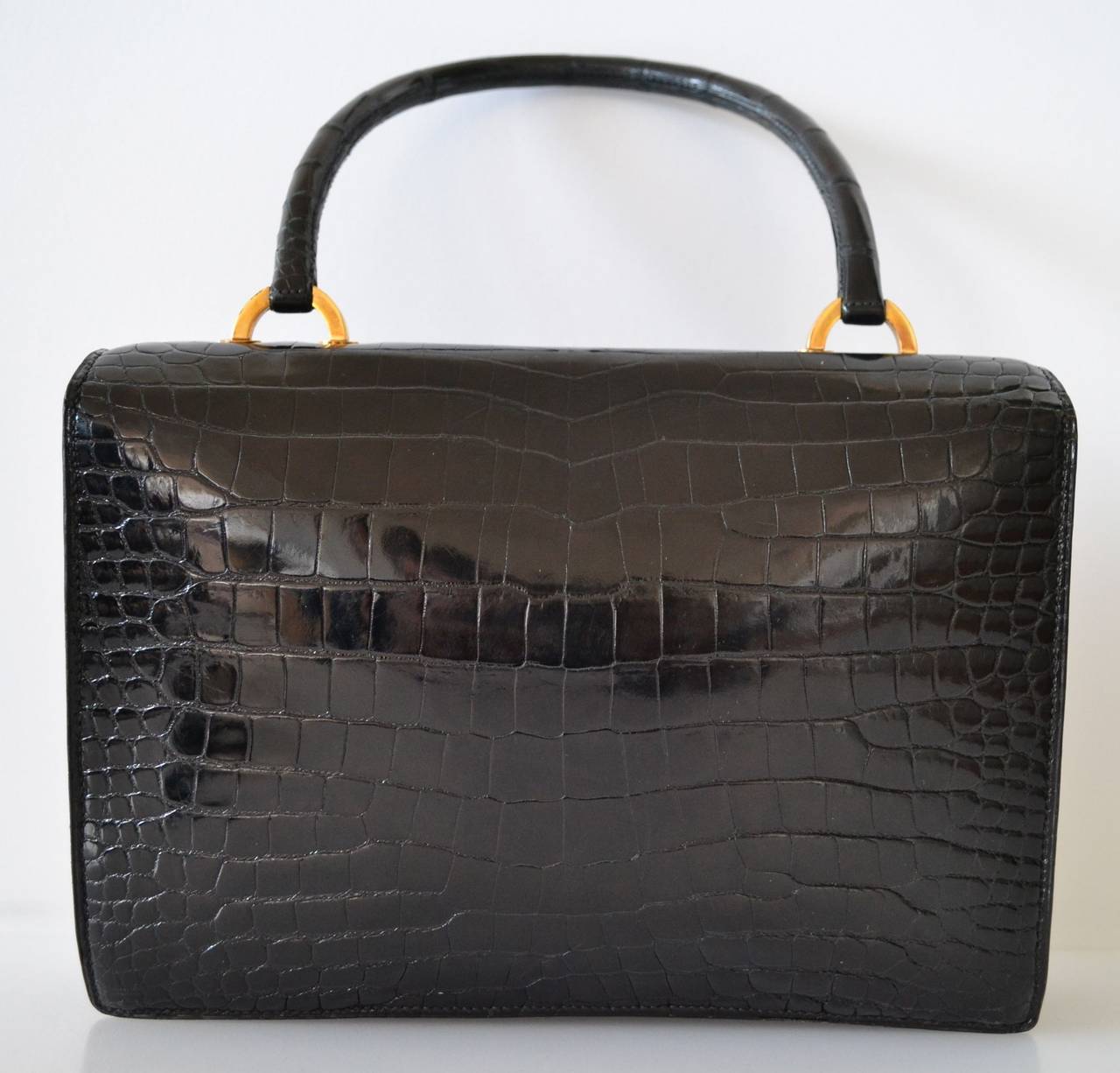 Hermes Piano crocodile Porosus
 
Crocodile skin in black color in gold hardware
Vintage model in very good condition
 
Handle and corners are in very good condition
Odorless
Hermes Paris marking
 
Dimensions : 25 x 20 x 7 cms – 10 x 8 x 3