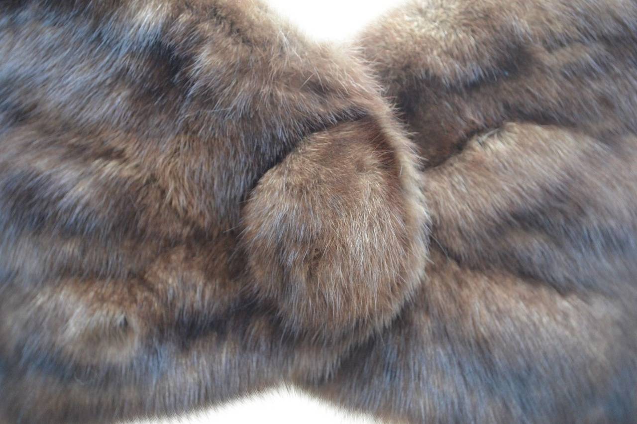Russian Sable
Foettinger Furs

Silk lining
Sable button for fastening
Excellent condition

Dimensions : 45  x 14 inches