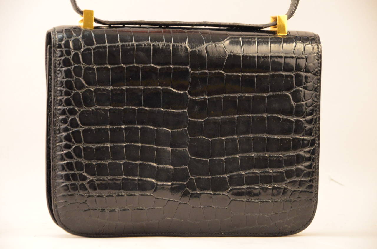 Hermes Constance 23 Crocodile Porosus
 
Black crocodile Porosus with gold hardware
Hermes Paris Made In France marking
 
From 90'
Very good condition – corner very good, strap gentle use, odorless
Normal use 
 
Dimensions: 23 cm L x 20 cm H