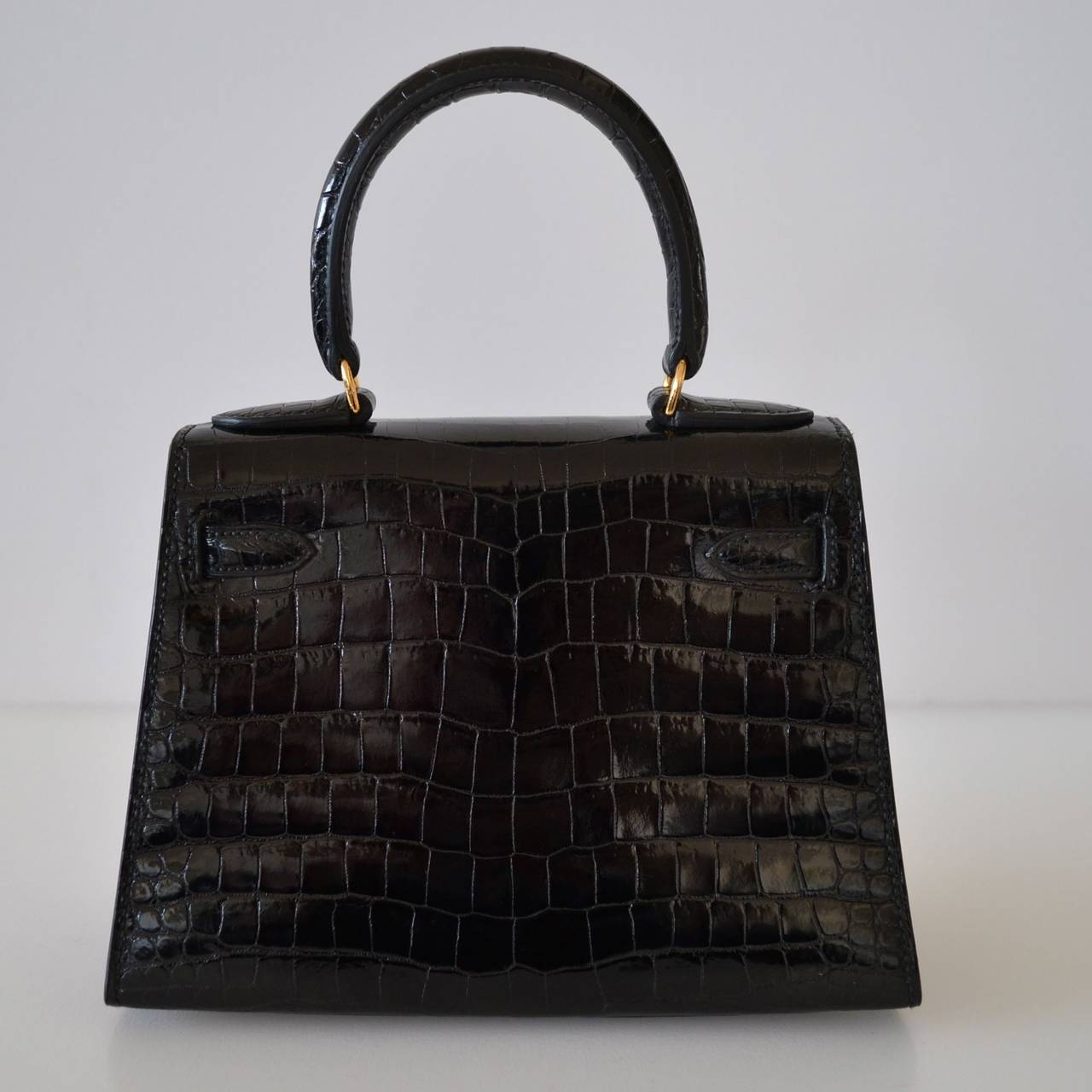 Hermès Kelly 20 Crocodile Porosus
Rare Size
Crocodile Porosus skin
Black shiny color
Golden plated hardware
 
Hermès Paris Made In France marking + ^ symbol
Stamp M in round
 
Excellent condition (8/10)
Corners and handle are as