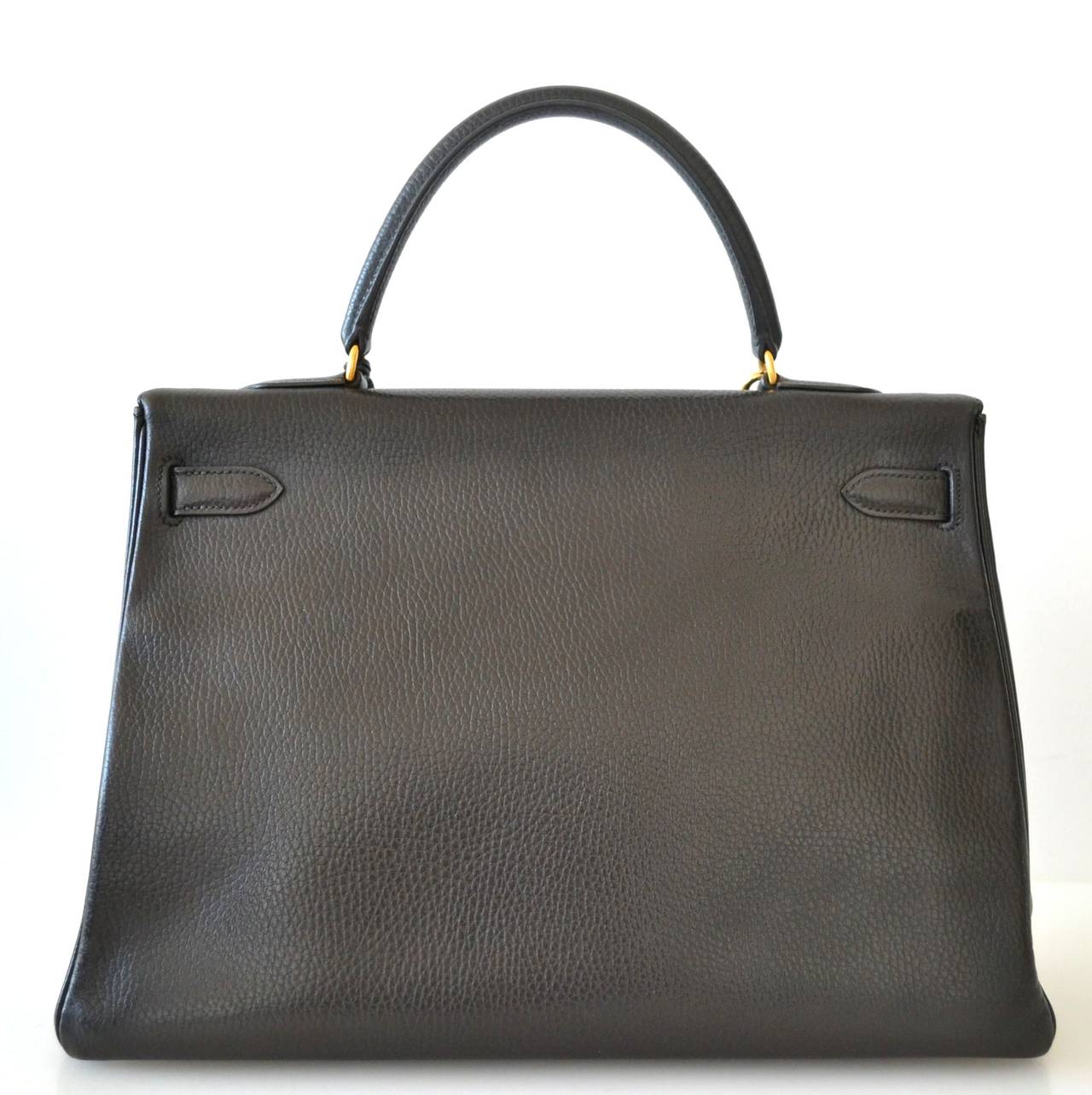 Hermès Kelly 35 Vache Ardennes Black ghdw
 
Ardennes Leather - Official discontinued leather.
Black color
Gold plated hardware
 
Hermes Paris Made In France
Stamp B - 1998
 
Excellent condition 8/10
No holes or major marks
Gentle use
