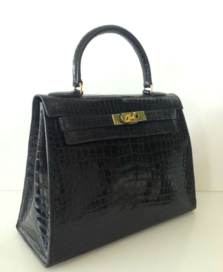 Hermes Kelly 28 black Porosus crocodile
Rare size
Black crocodile Porosus
Gold hardware
T stamp
Hermes Made In France 
Excellent condition - Corners are in good condition - Skin is in beautiful condition. Hardware are gently used. Handles and